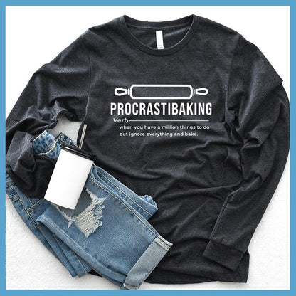Procrastibaking Long Sleeves Dark Grey Heather - Happy Procrastibaker – Long Sleeve Shirt with Funny Baking Quote Design